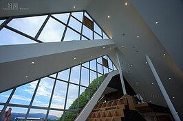 大片玻璃的自然採光，讓人擔憂是否可抵擋得住颱風的威力。台開表示，之前蘇迪樂15級陣風以及花蓮常有的地震，對展示的樣品屋毫髮無損，未來社區建築屋頂部分將都會採用此種山型的設計，可降低56%的風壓以及降低33％的地震傾覆力。