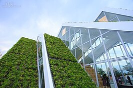 綠色植披也可有效降低室內溫度，未來頂樓三層將規劃為社區居民休憩中心，不論是要打麻將還是餐宴聚會，都將是一個最棒的地方。