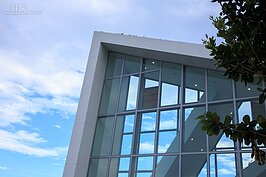 花蓮不若台灣西部天空總是灰矇矇的。美麗的日出會館建築線條印襯在藍色的天際下分外美麗。