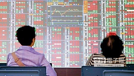 金管會端出救市3藥方,台股卻不領情,昨盤中依舊2度跌破8000點,終場僅小漲7.97點,守住8000點關卡。(陳君瑋攝)