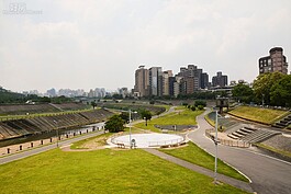 由於木柵區景美溪一帶，環境得天獨厚，除了河岸外同時擁山景，有許多建案早在此處陸續建造