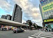 專題／建商喊「股市錢轉入房市」你相信嗎？當0050放10年賺得比房子多時　投資思維已改變