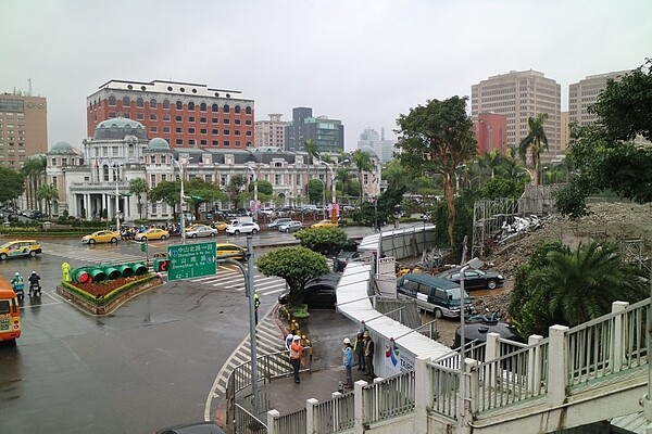 北市市議會舊址（右）昨拆除完畢，副市長林欽榮表示，未來先打造為都市綠地，明年4月開始動工，朝向城市願景館規劃，並承諾建物風格不會和周遭房屋差太多。記者邱奕寧／攝影
