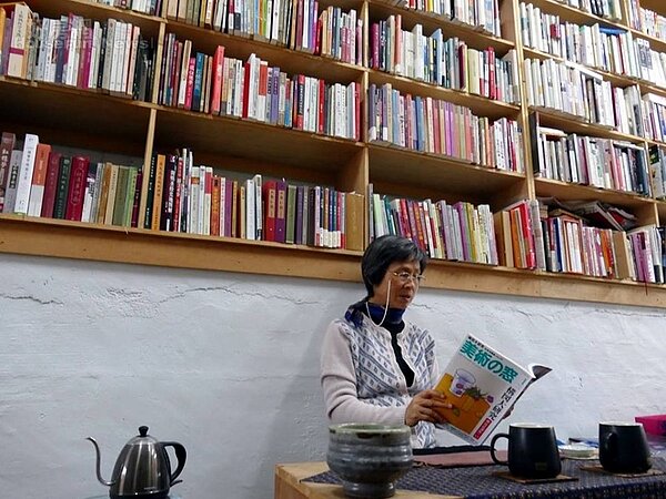 3. 置有茶几和書櫃,繪畫之餘品評看書。