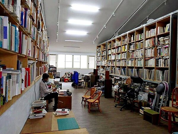 4.	先生鄧文淵的個人工作室，兩側藏書豐富。
