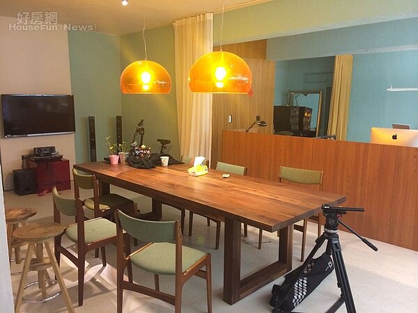 1.	梅西影像製作公司屬於開放式空間，大家常在木桌用餐開會。

