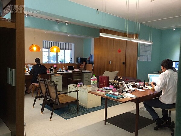 5.	工作室的另外一塊空間，是屬於大家辦公的地方，而在最後面的是阿怪的辦公桌。
