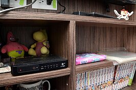 利用櫃子讓不平整的牆面平整，這樣的櫃子會明顯發現深淺不同