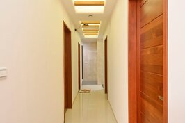 木製的門與燈飾等，多利用木製品可大量提升家庭溫度的感覺