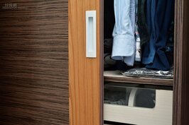 衣櫃門縫都有膠條，除避免碰撞生產生噪音，也可以增加耐用度