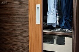 衣櫃門縫都有膠條，除避免碰撞生產生噪音，也可以增加耐用度