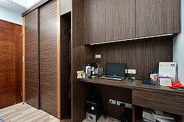 改造後的房間書桌與衣櫃並列一體，讓空間充分利用