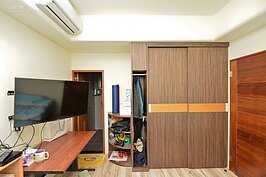 衣櫃與廁所門口轉角處有個小空隙，另外多做出一個櫃子