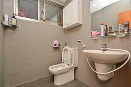 廁所衛浴全部換新，磁磚也更換為防滑磁磚