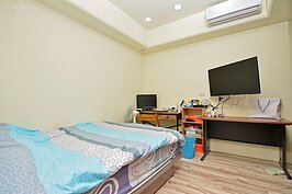 房間經過改造後，除了電腦與書桌外，同時又可以多放一台電視