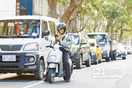 
台北市長柯文哲擬推動停車格也改用etag收費，如用人工開單要加收200元「手續費」。（本報資料照片）
 