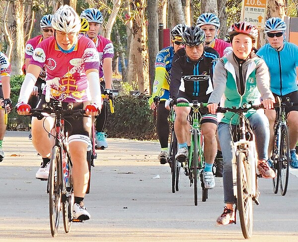 台北市長柯文哲(左)上次單車成功挑戰雙城,今天更要挑戰更難的「雙塔」。 本報資料照片