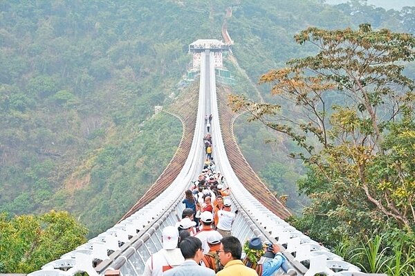 屏東山川琉璃吊橋從3月1日起至4月15日暫時封閉,加強周邊設施,預計4月16日起再重新開放。 記者張進安/攝影