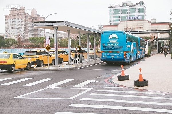 羅東臨時轉運站因上下車同路段，造成人車擁擠，縣議員黃素琴等人昨天會勘後，將進行調整。 記者羅建旺／攝影