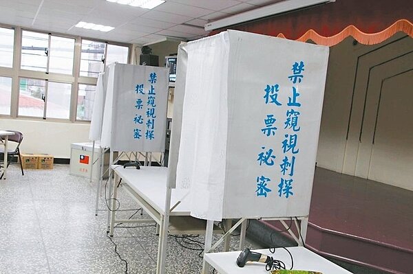 台北市社子島開發案i-Voting今舉行,福安里居民活動中心昨已架設好圈票所。 記者邱奕寧/攝影