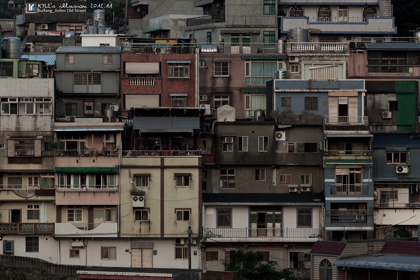 九份山坡上的樓房的照片,可以用在都更或舊屋改建,或是公寓林立的上面,又有擁擠的感覺,也可用在住屋擁擠上。(網路工作者楊昱維拍攝)使用此照片記得下圖說註明拍攝者