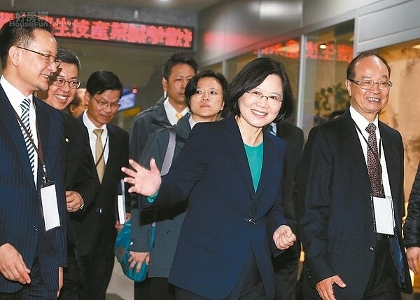 總統當選人蔡英文(右二)將生技業列作新政府重點發展產業,日前並對解盲失敗的浩鼎生技董事長張念慈溫暖打氣。不過昨天傳出浩鼎第五大股東富鈦投資,其中一位董事是蔡英文的哥哥蔡瀛陽,引發利益迴避爭議。圖為蔡英文日前參訪生技醫藥產業。 本報資料照片