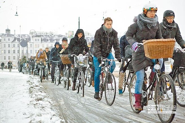 哥本哈根逾5成市民騎單車通勤，不論下雨或下雪，都比開汽車快很多。（哥本哈根市政府提供， Ursula Bach攝）