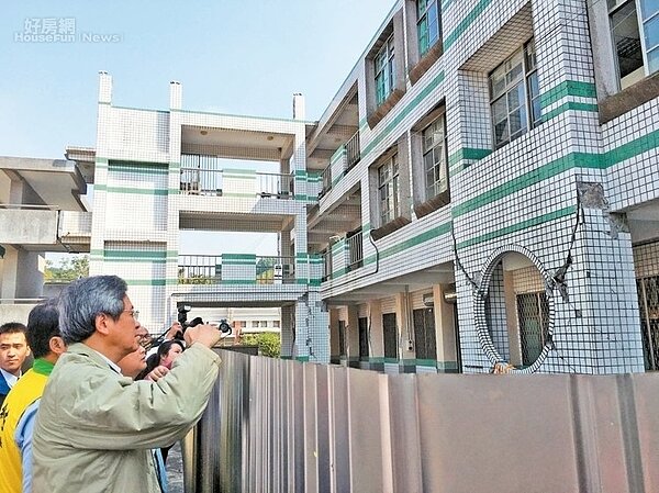 行政院長張善政昨天視察台南市玉井國中遭震壞的專科大樓教室。 記者吳淑玲/攝影