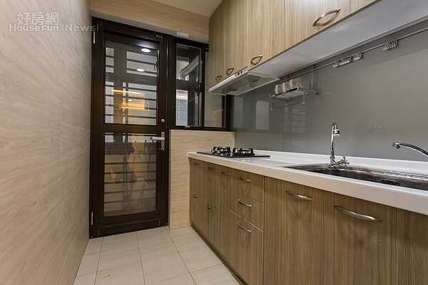 廚房被視為家中聚財之地,建議加裝門,將廚房獨立較不易發生漏財狀況。(示意圖。好房網News記者 張聖奕/攝影)