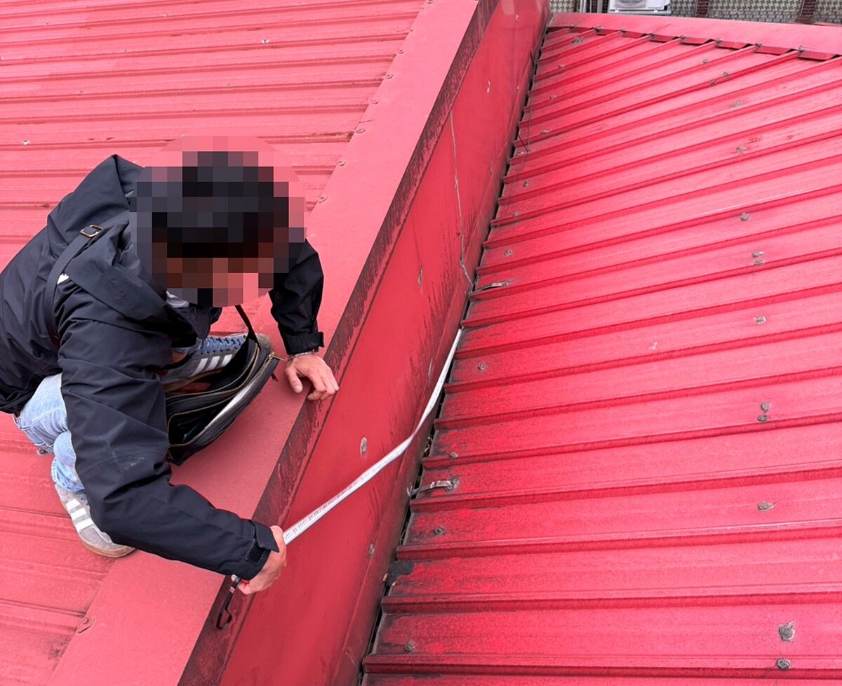 板橋一名屋主找人整修透天厝屋頂滲漏水問題，卻被人檢舉既有違建施工而成了即報即拆的新違建。圖／住宅消保會、屋主提供