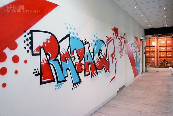 1.愛魅客董事長戴偉衡(右)期望打造創意的辦公室空間,左為設計總監Lee。