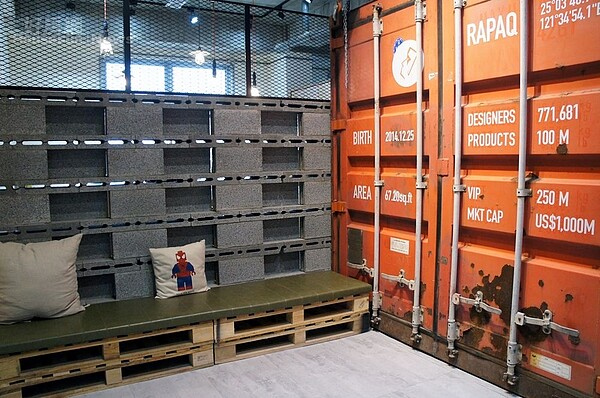 1.愛魅客董事長戴偉衡(右)期望打造創意的辦公室空間,左為設計總監Lee。