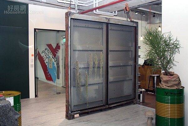 1.愛魅客董事長戴偉衡(右)期望打造創意的辦公室空間,左為設計總監Lee。