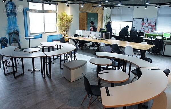 1.愛魅客董事長戴偉衡(右)期望打造創意的辦公室空間,左為設計總監Lee。