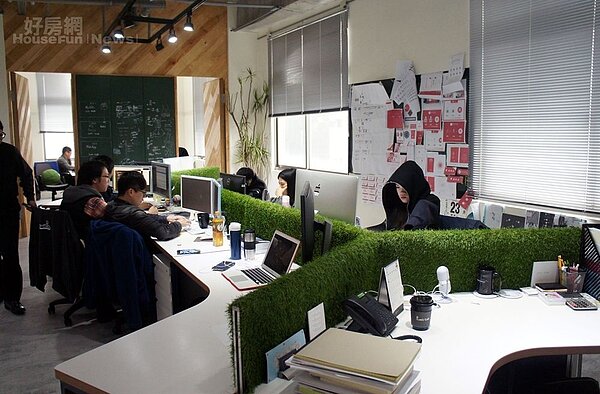 1.愛魅客董事長戴偉衡(右)期望打造創意的辦公室空間,左為設計總監Lee。