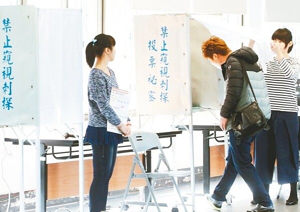 台北市社子島i-Voting進入第二天,現場投票民眾上午仍是零零星星,市府人員表示,民眾也可以在家中自行上網投票,最後結果仍待分曉。 記者屠惠剛/攝影