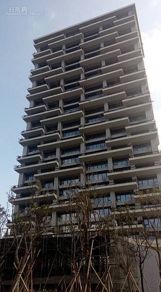 4「頤海大院」是捷運竹圍、紅樹林站間知名豪宅,外觀時尚氣派。