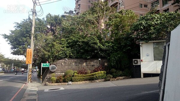 公有地樹根入侵民宅，養工處表示，移樹是最後手段。（示意圖／好房網資料中心）