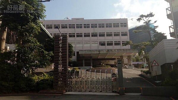 3竹圍國小也在「天下第一觀」附近。