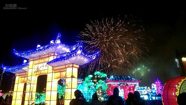 台灣燈會吸引逾300人次前往青埔，但當地新建案晚上黑漆漆，慘成煙火的共振音箱。（好房網News記者賈蓉／攝影）