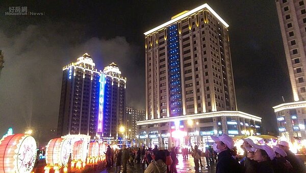 煙火緊鄰多個新建案,整棟建築物幾乎成為爆炸聲的立體音箱。(好房網News記者賈蓉/攝影)