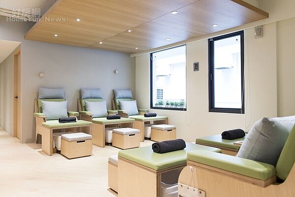 8.	開放的按摩空間也十分寬敞明亮。