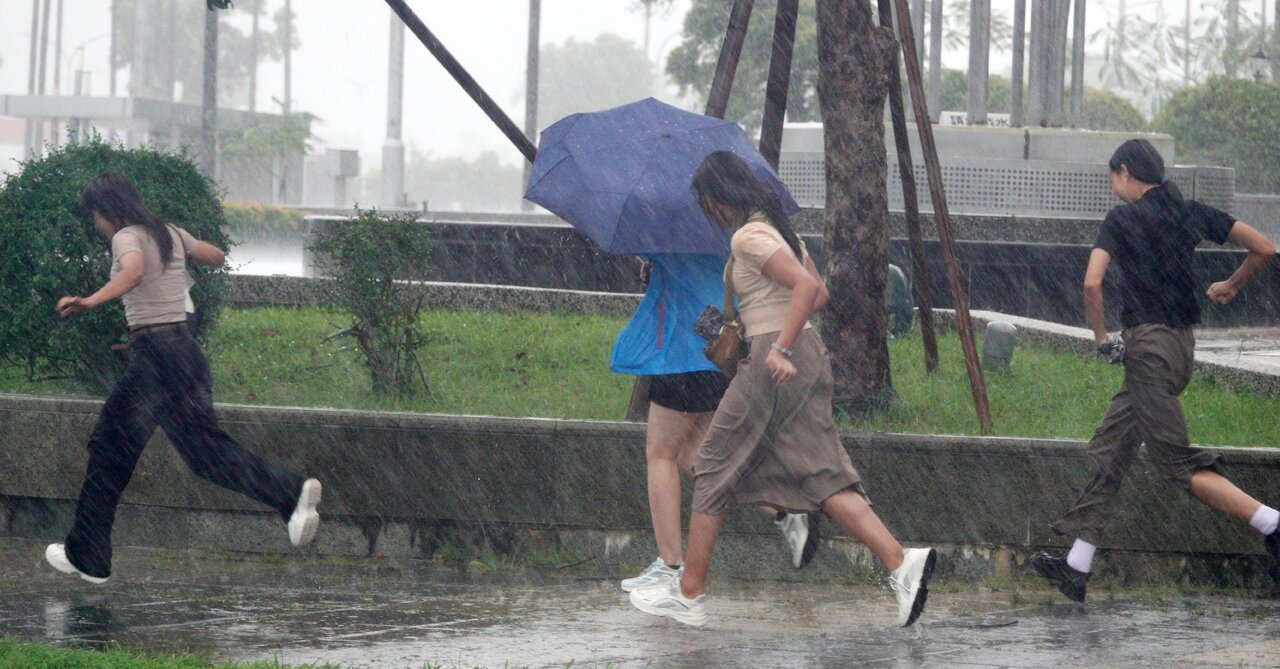 鋒面雷雨帶發展旺盛，正在影響雙北、基隆、宜蘭，大雷雨持續中。本報資料照片 