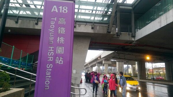 A18站高鐵桃園站一旁就是華泰名品城。（好房網News記者賈蓉／攝影）