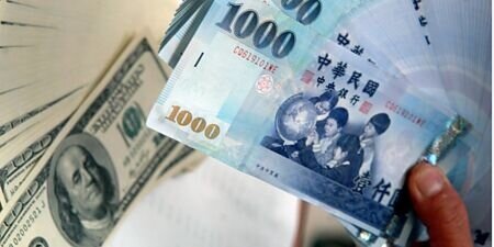 
壽險業抗匯損能力再度提升。金管會統計，今年到4月底外價金加計特別盈餘公積達9,698億元，再創史上新高，預估可吸收新台幣兌美元升值11.1％、3.5元。圖∕本報資料照片
