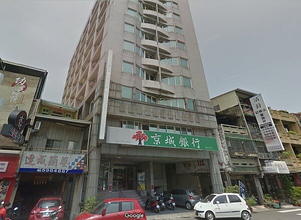 京城銀行在強震中倒塌,金庫總算被挖出來。(翻攝自Google Map)