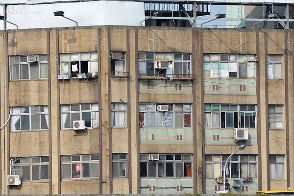 房屋外牆斑駁老舊而拉皮，並非增建或改建，不會增加房屋稅額。（好房網News記者 陳韋帆／攝影）