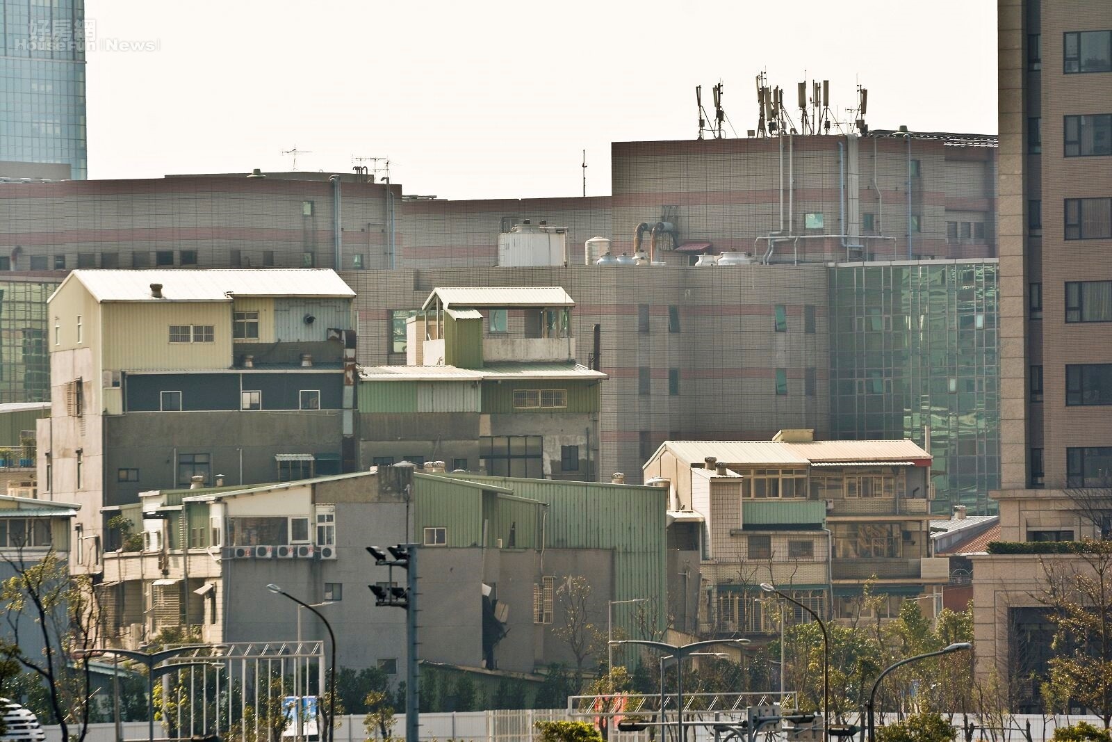 房市吹寒風 啞巴兒子淪敗家子? 他「專挑這款房」 買4屋穩穩收租 雙北區域有許多老公寓屋齡偏高老舊。(好房網News記者 陳韋帆/攝影)