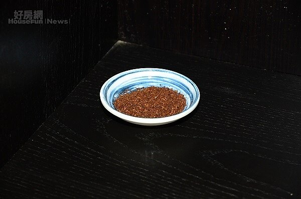 喜歡喝咖啡的人,在沖泡咖啡後殘留的咖啡渣曬乾後,能夠作為簡易除甲醛的工具。(好房網News記者鍾釗榛/攝)