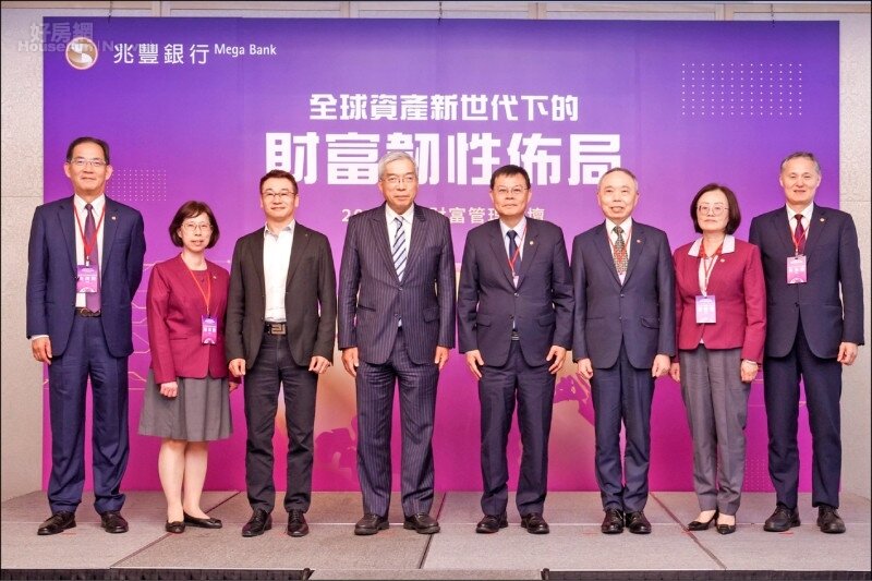 2026年兆豐財富管理論壇，兆豐銀行副總經理陳文信（右4）、財管暨私銀處長陳安章（右3），攜手今周刊董事長謝金河（左4）及資誠聯合會計師事務所會計師洪連盛（左3）同台交流，分享財富韌性布局關鍵思維。圖／兆豐銀行